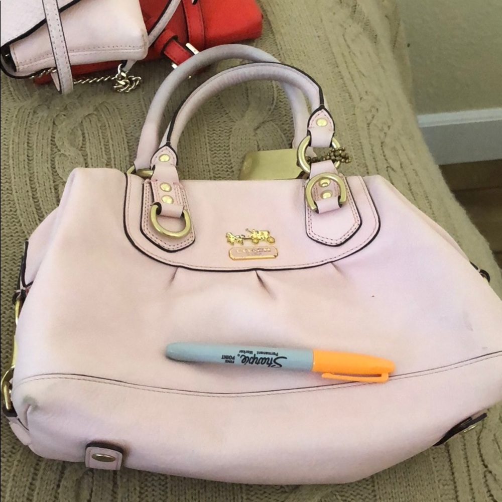 Iight pink coach handbag.